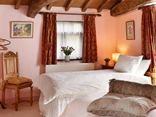 Twin bedroom in Pimpernell Cottage